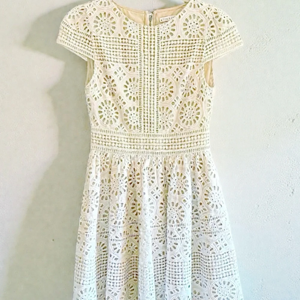 Alice+Olivia Imani Eyelet Lace Overlay Dress XS Like New Ivory Cream Bridal $495